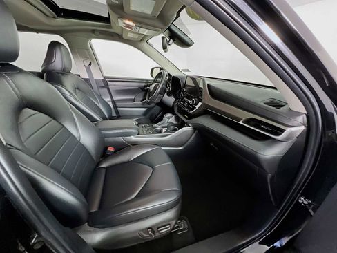 Used 2024 Toyota Highlander XLE image 28