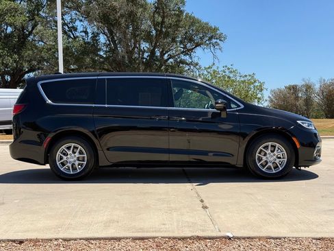 Used 2025 Chrysler Pacifica Select FWD image 5