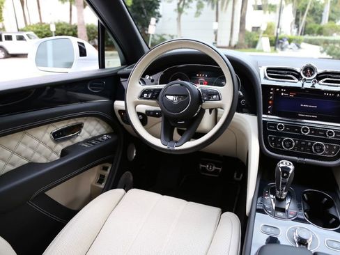 Used 2021 Bentley Bentayga image 43