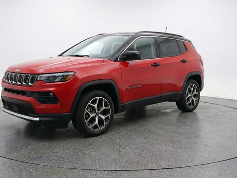 Used 2025 Jeep Compass Limited image 3