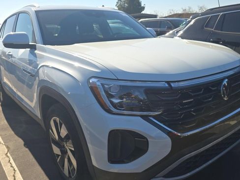 Used 2025 Volkswagen Atlas Cross Sport SE image 1
