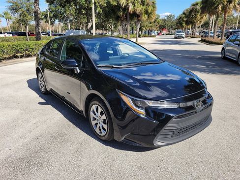 Used 2025 Toyota Corolla LE image 2