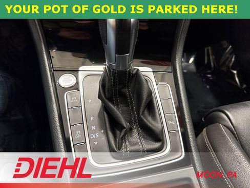 Used 2017 Volkswagen Golf R 4-Door image 33