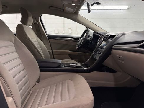 Used 2017 Ford Fusion SE w/ Fusion SE Technology Package image 25