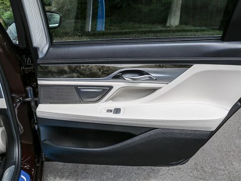 Used 2020 BMW 750i xDrive w/ Executive Package image 26