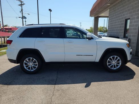Used 2021 Jeep Grand Cherokee Laredo image 2