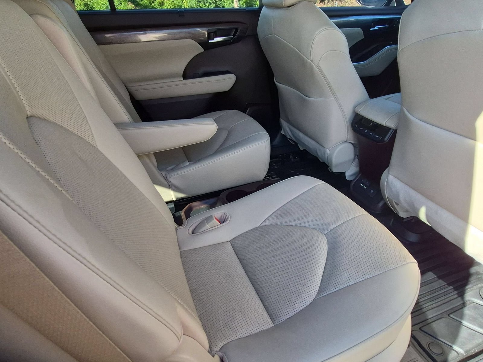 Used 2021 Toyota Highlander Limited FWD image 31