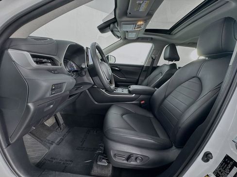 Used 2025 Toyota Highlander XLE AWD/4WD image 12
