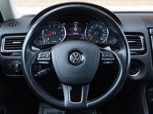 Used 2017 Volkswagen Touareg Sport AWD/4WD image 31