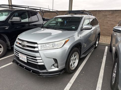 Used 2018 Toyota Highlander LE AWD/4WD image 4