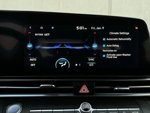 Used 2025 Hyundai Elantra Limited image 34