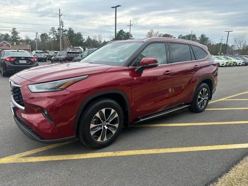 Used 2022 Toyota Highlander XLE image 1