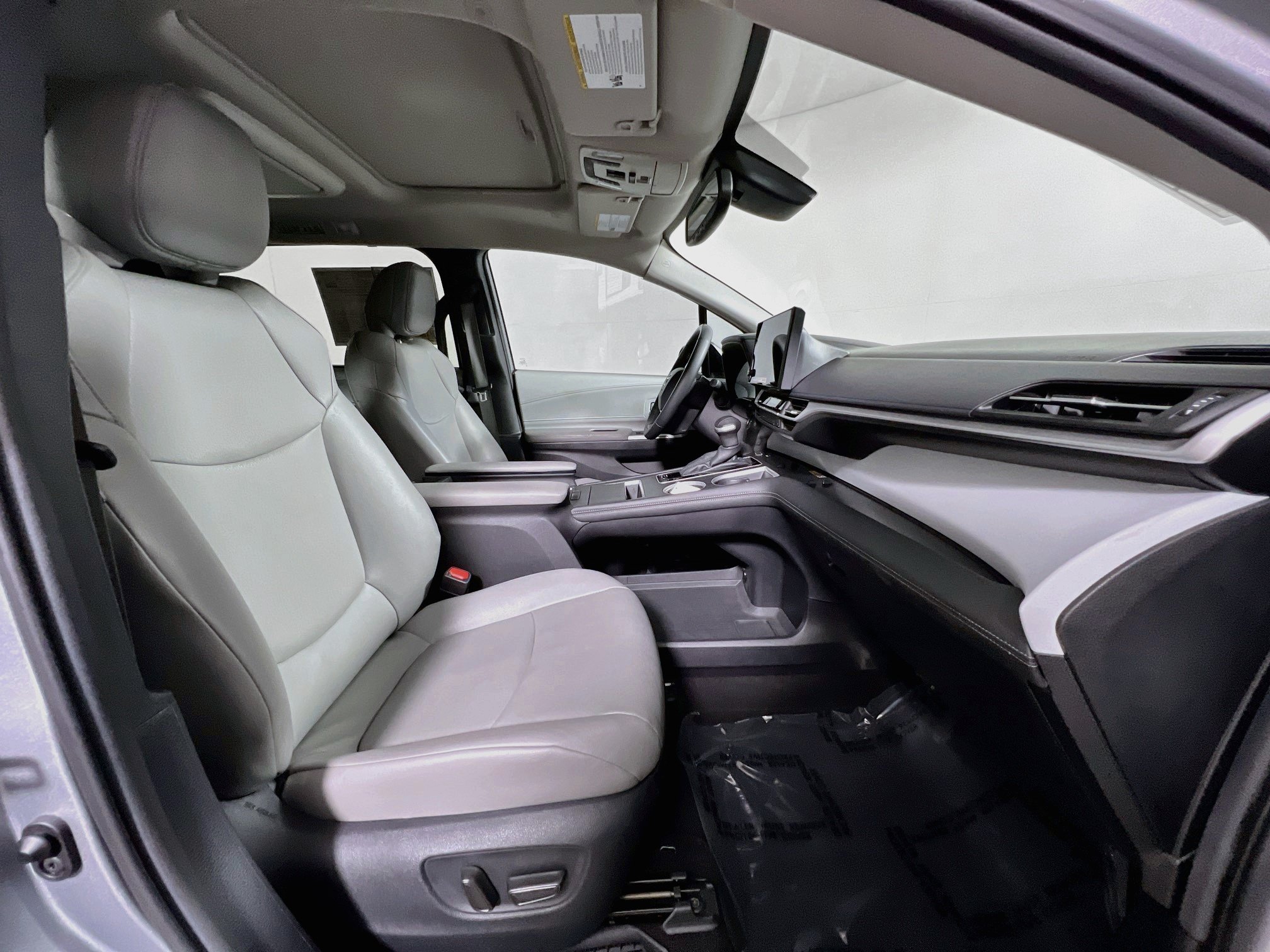 Used 2025 Toyota Sienna XLE w/ XLE Plus Package FWD image 31