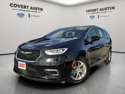 Used 2025 Chrysler Pacifica Select