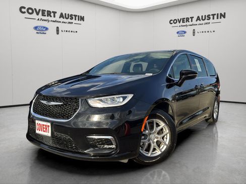 Used 2025 Chrysler Pacifica Select image 1