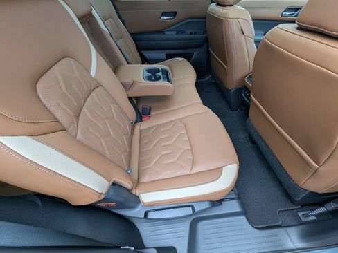 Certified 2026 Nissan Pathfinder Platinum w/ Cargo Package FWD image 14