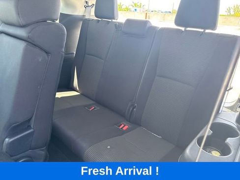 Used 2021 Toyota Highlander LE FWD image 4