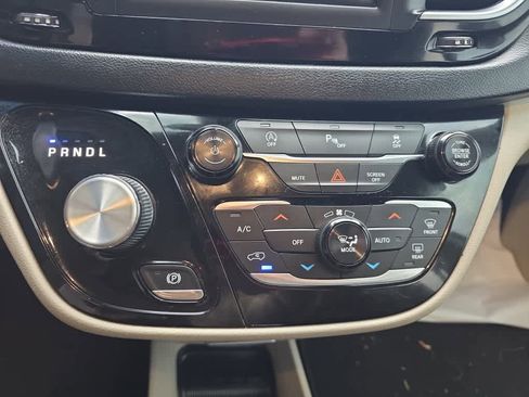 Used 2019 Chrysler Pacifica Touring-L image 12