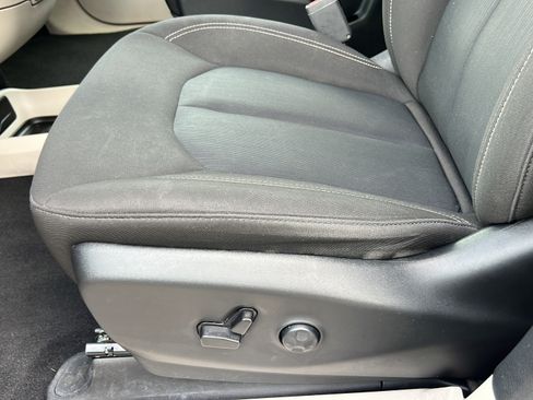 Used 2023 Chrysler Voyager LX FWD image 15