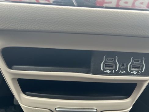 Used 2024 Chrysler Pacifica Touring-L image 30