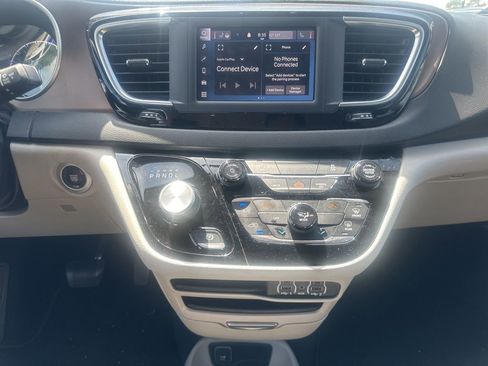 Used 2022 Chrysler Voyager LX FWD image 25