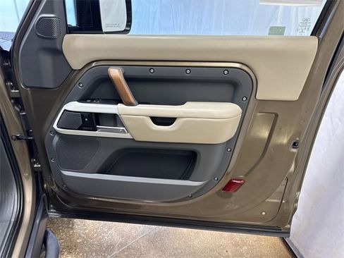 Used 2022 Land Rover Defender 90 X-Dynamic HSE image 28