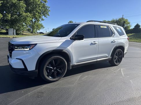 Used 2025 Honda Pilot Black Edition image 2