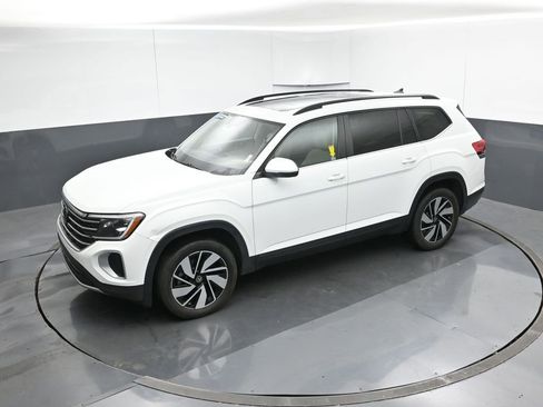 Used 2024 Volkswagen Atlas SE w/ Panoramic Sunroof Package image 48