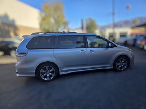 Used 2019 Toyota Sienna SE w/ Carpet Mat Package FWD image 11