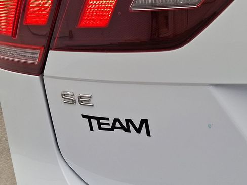 Used 2022 Volkswagen Tiguan SE AWD/4WD image 24