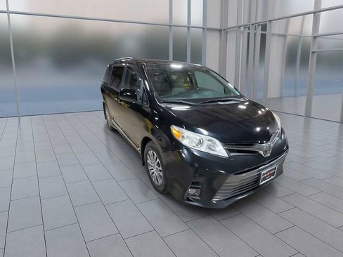 Used 2018 Toyota Sienna XLE w/ XLE Navigation Package image 2