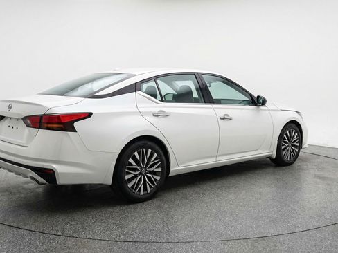 Used 2025 Nissan Altima 2.5 SV FWD image 9