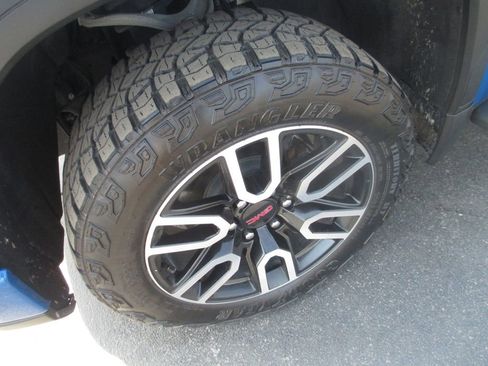 Used 2024 GMC Sierra 1500 AT4 w/ Technology Package AWD/4WD image 14