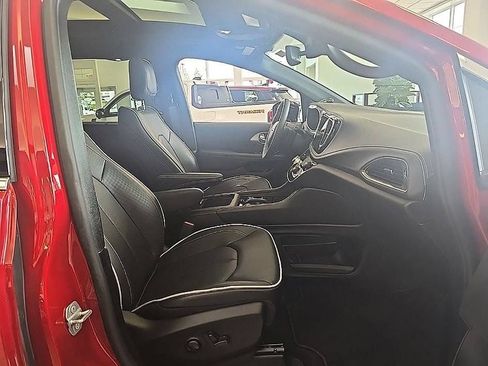 Used 2026 Chrysler Pacifica Limited FWD image 21
