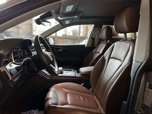 Used 2022 Audi Q8 Premium image 11