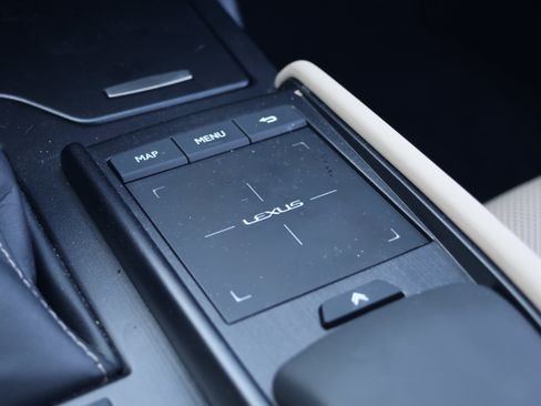 Used 2020 Lexus ES 300h w/ Premium Package FWD image 29