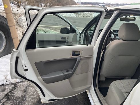 Used 2010 Ford Focus SE image 17