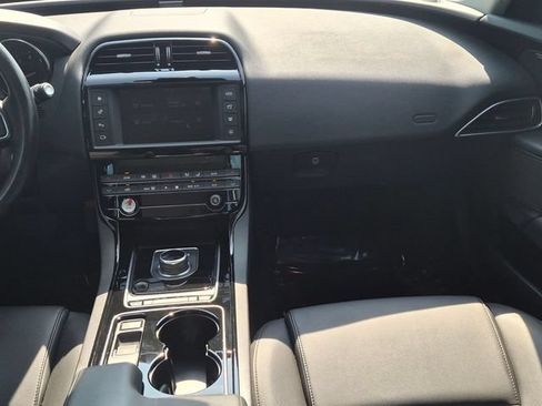 Used 2017 Jaguar XE Premium RWD image 14