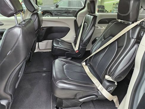 Used 2024 Chrysler Pacifica Touring-L image 13
