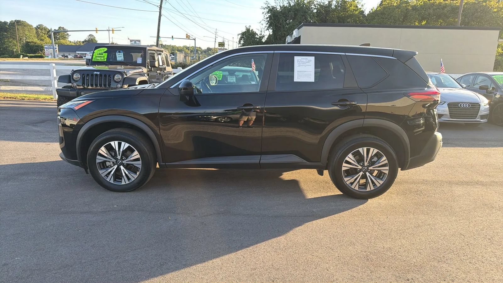 Used 2023 Nissan Rogue SV FWD image 3