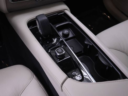 Certified 2025 Volvo XC90 T8 Plus w/ Protection Package Premier AWD/4WD image 16
