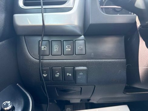 Used 2017 Toyota Highlander Limited AWD/4WD image 19