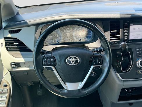 Used 2020 Toyota Sienna XLE FWD image 11
