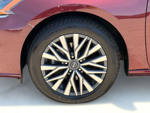 Used 2025 Nissan Altima 2.5 SV AWD/4WD image 12