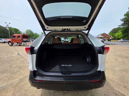 Used 2021 Toyota RAV4 XLE w/ Convenience Package FWD image 22