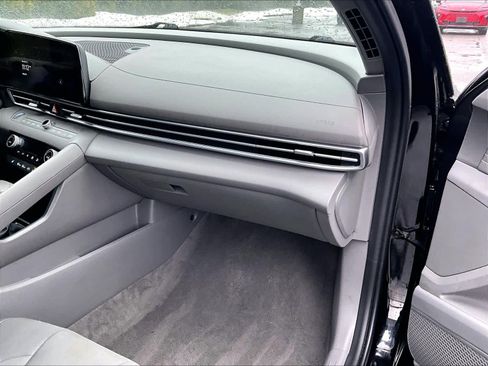 Used 2025 Hyundai Elantra SEL FWD image 13