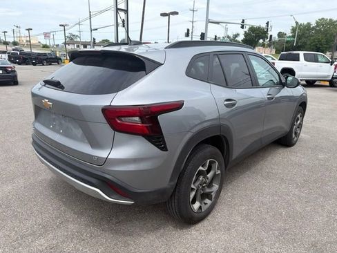 Used 2025 Chevrolet Trax LT FWD image 19