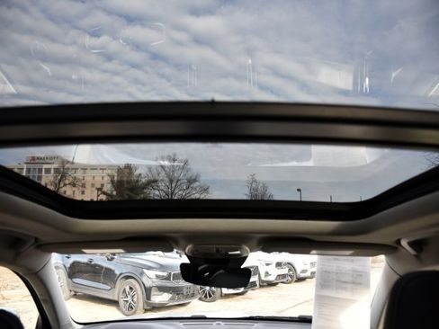 Certified 2025 Volvo XC40 B5 Core image 23