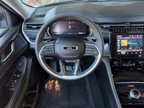 Used 2023 Jeep Grand Cherokee Laredo w/ Luxury Tech Group I AWD/4WD image 16