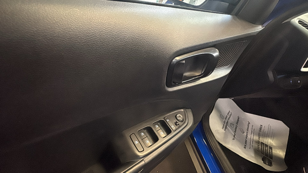 Used 2025 Hyundai Venue Limited FWD image 11